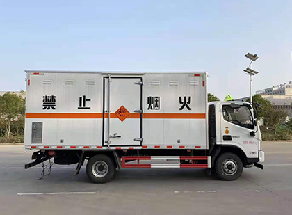 三台爆破器材运输车