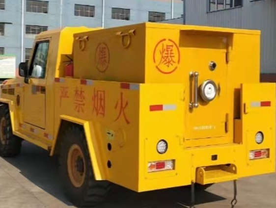 三台凯龙爆破器材运输车：保障爆破任务的安全运行