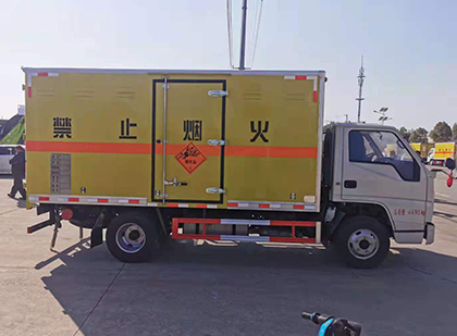 三台爆破器材运输车工人安全操作规范与智能技术保障
